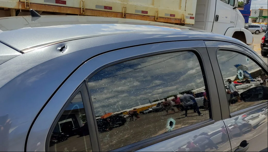 Carro foi atingido pelos tiros
