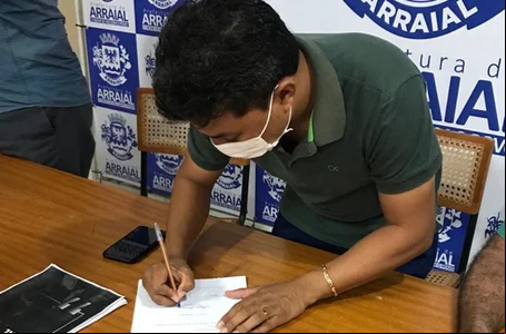 Prefeito assina ordem de serviço para pavimentar quatro ruas em Arraial