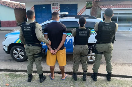 Policiais durante cumprimento de mandado